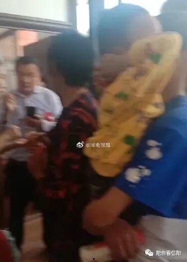 信阳爆料女子被打视频最新,监控视频揭露暴力冲突瞬间 第2张 信阳爆料女子被打视频最新,监控视频揭露暴力冲突瞬间 第2张